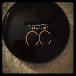 Color correcting compact